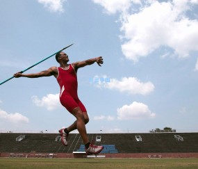 意乙赛场惊现极端诅咒，巴里球迷过激言论引警方介入，球员家属身心受创
