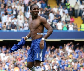 英超赛场爆发激烈冲突！布拉德利痛苦倒地引混乱，马丁内利失控行为恐遭追罚