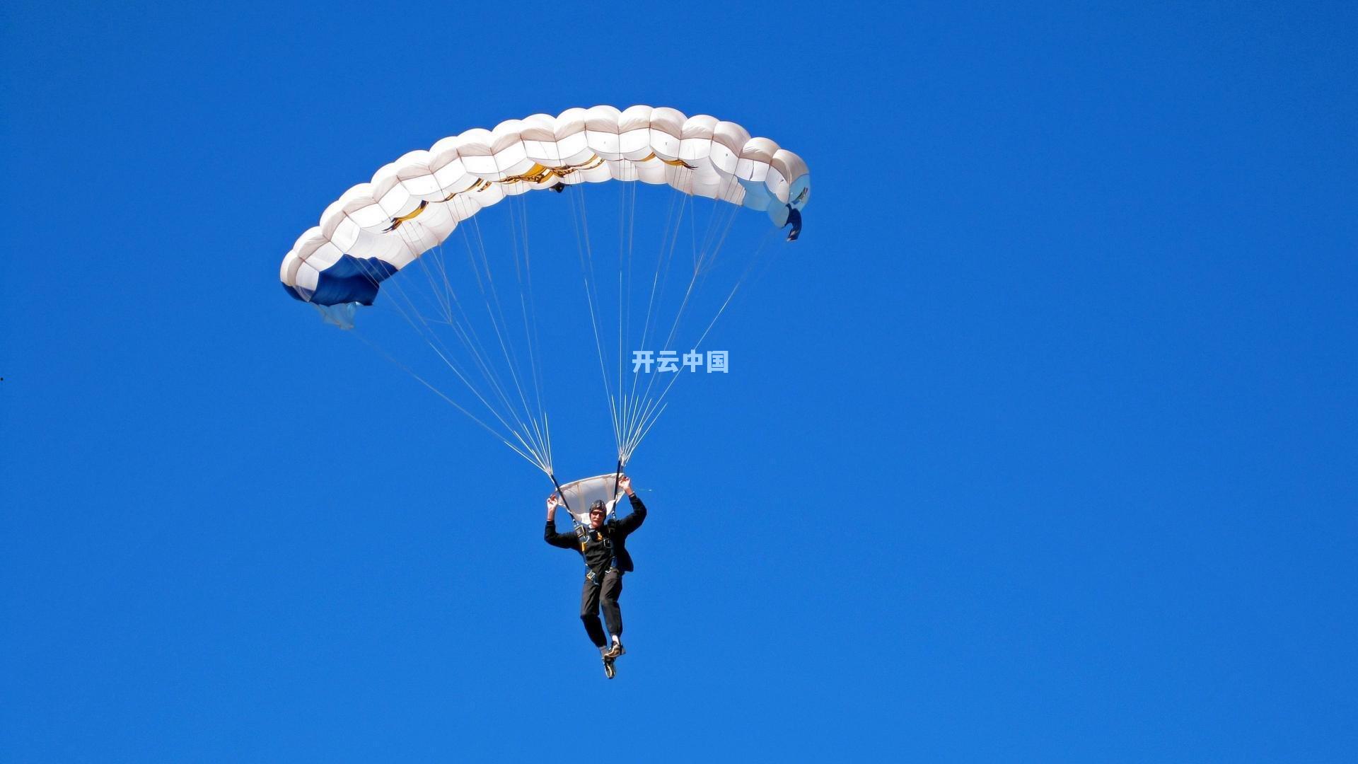 国足帅位再起波澜 李铁深夜请辞称不愿添麻烦